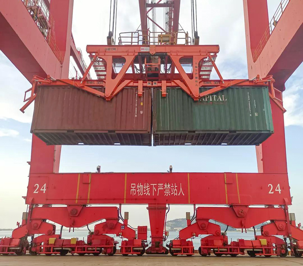 Bulk Material Container Discharging Spreader